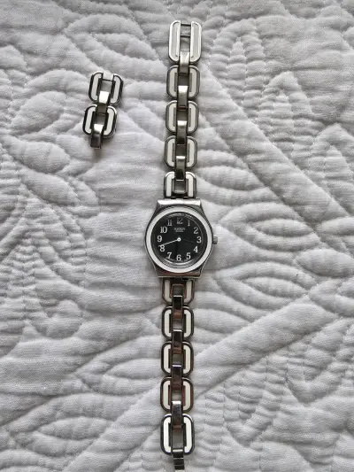 Reloj Swatch metálico con correa ajustable - miniatura 2