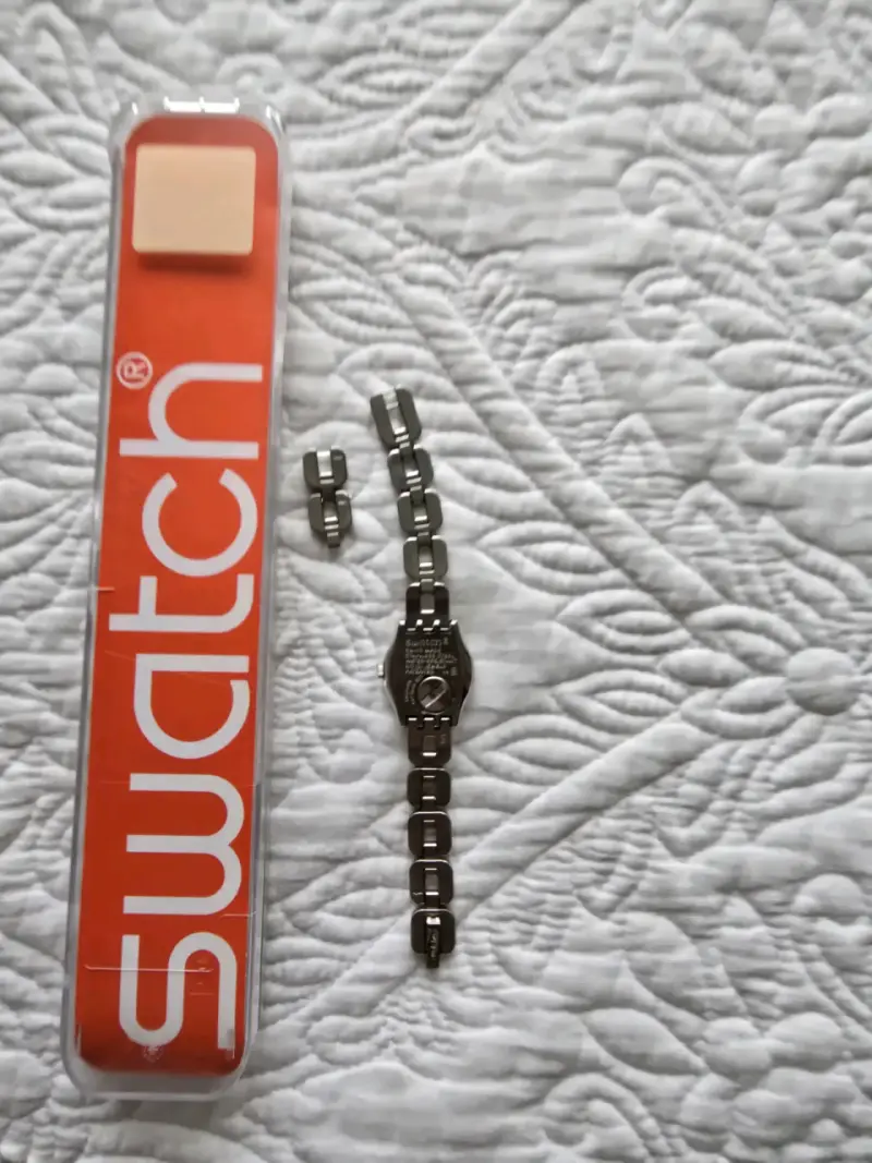 Reloj Swatch metálico con correa ajustable - 3