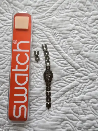 Reloj Swatch metálico con correa ajustable - miniatura 3