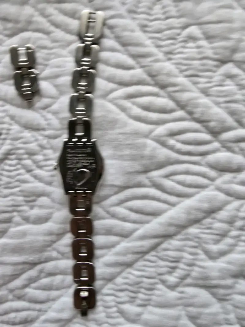 Reloj Swatch metálico con correa ajustable - 4