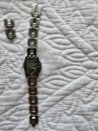 Reloj Swatch metálico con correa ajustable - miniatura 4