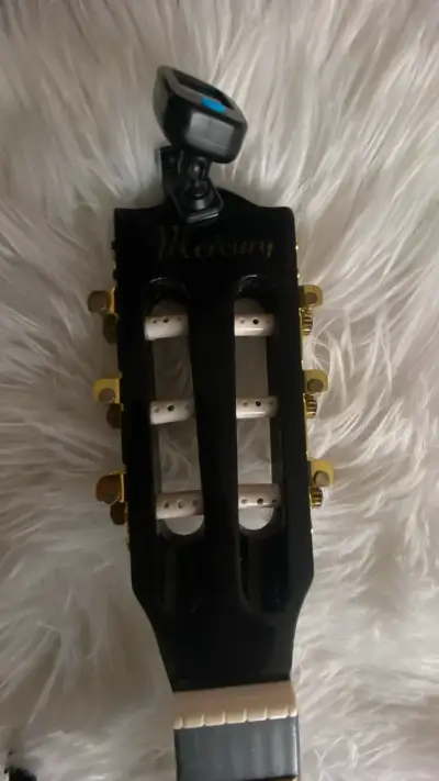 Guitarra acústica negra Mercury con detalles dora - miniatura 3