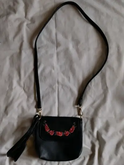 Cartera negra con bordado floral y correa ajustable - miniatura 1