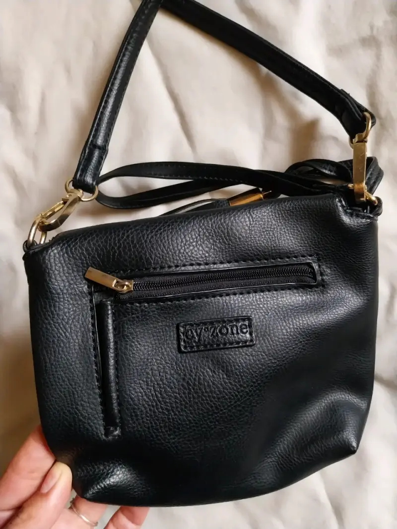 Cartera negra con bordado floral y correa ajustable - 2