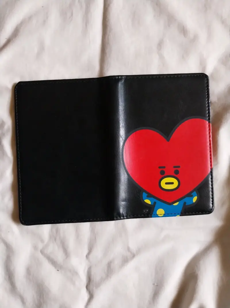 Portadocumentos negro con diseño de BTS - 3