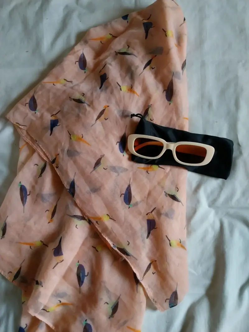 Gafas de sol color crema con pañuelo estampado - 1