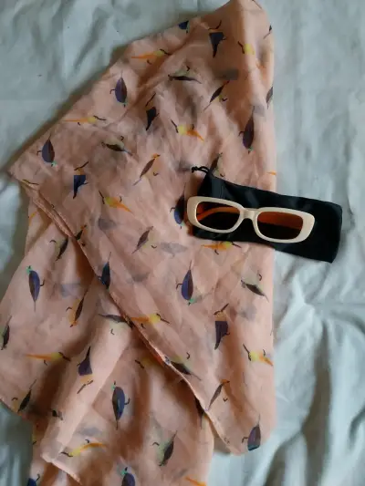 Gafas de sol color crema con pañuelo estampado - miniatura 1