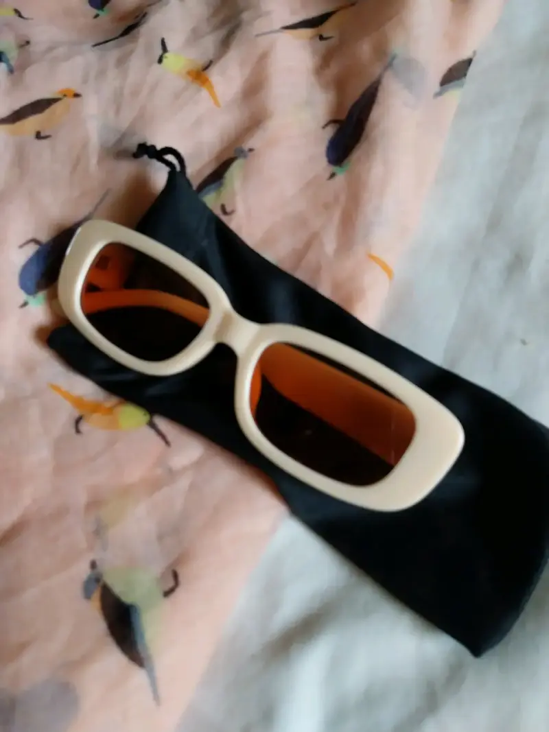 Gafas de sol color crema con pañuelo estampado - 2