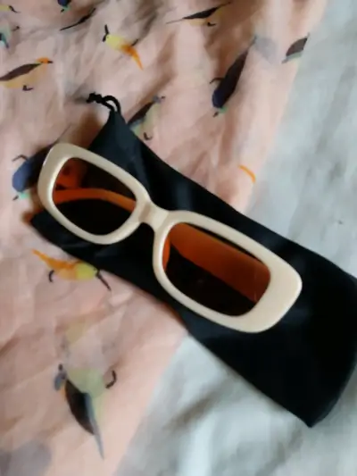 Gafas de sol color crema con pañuelo estampado - miniatura 2