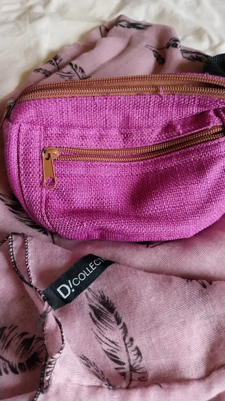 Riñonera fucsia y bufanda estampada - 2