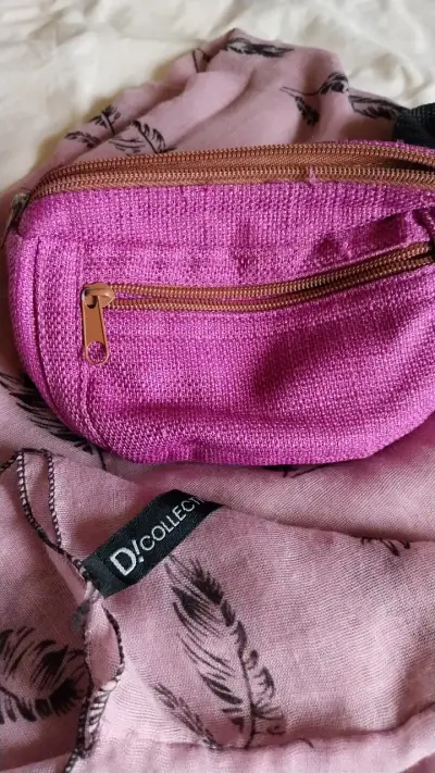 Riñonera fucsia y bufanda estampada - miniatura 2