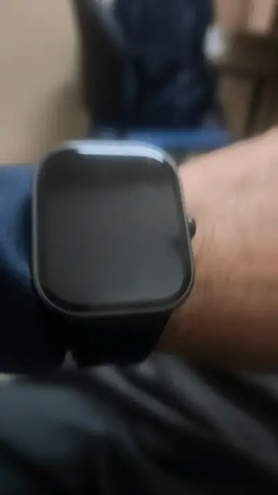 Reloj inteligente con correa negra - miniatura 1