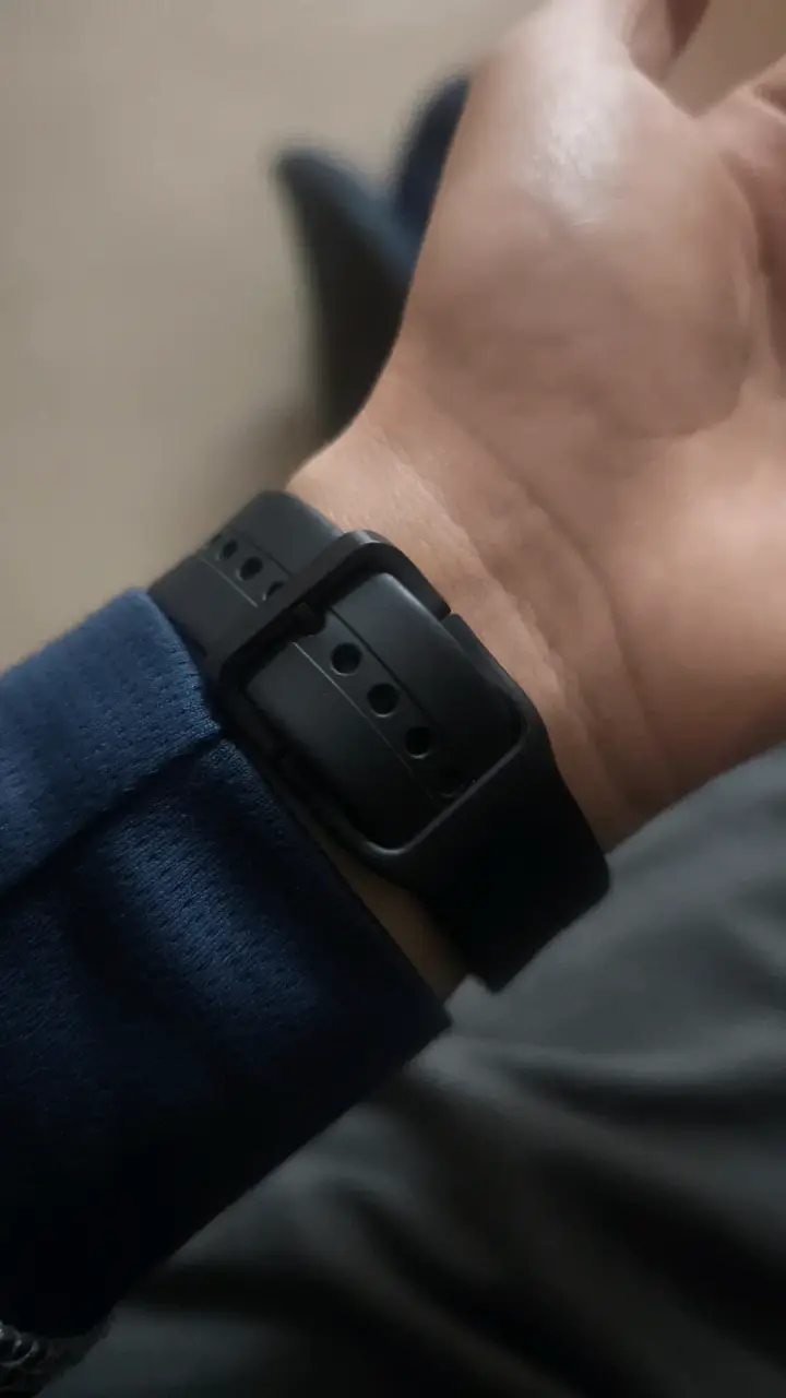 Reloj inteligente con correa negra - 3
