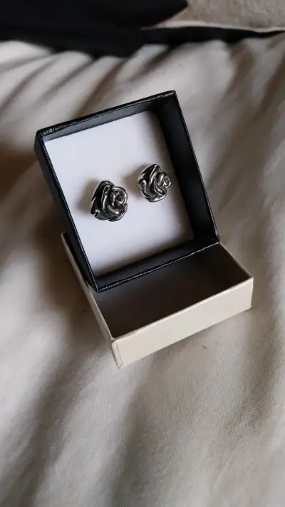 Aros de plata en forma de rosa - miniatura 1
