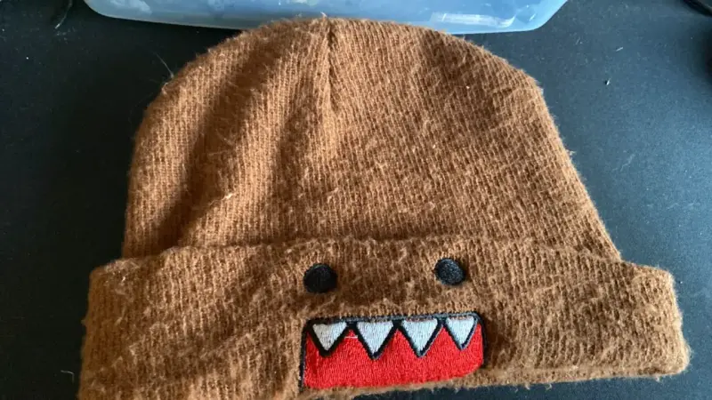 Gorro de lana marrón con diseño de domo
