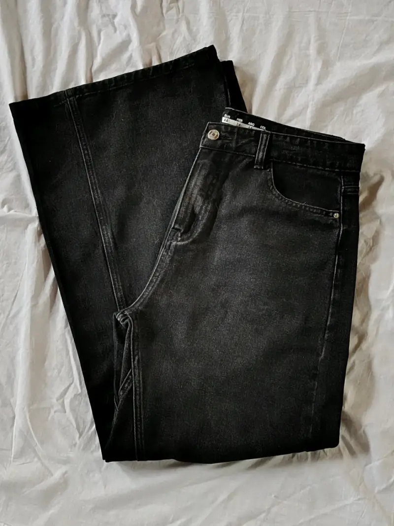 Jeans negros de mezclilla con diseño desgastado - 1