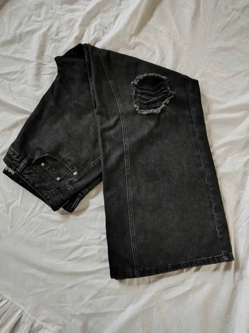Jeans negros de mezclilla con diseño desgastado - 2