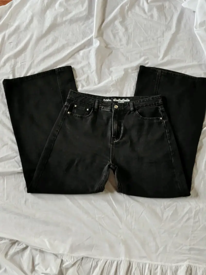 Jeans negros de mezclilla con diseño desgastado - 3
