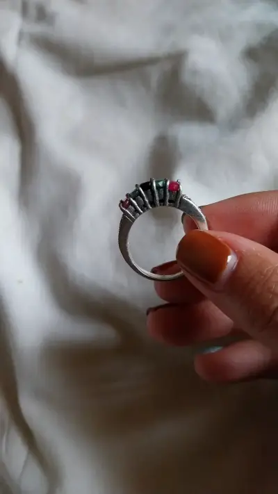 Anillo de plata con piedras de colores - miniatura 1