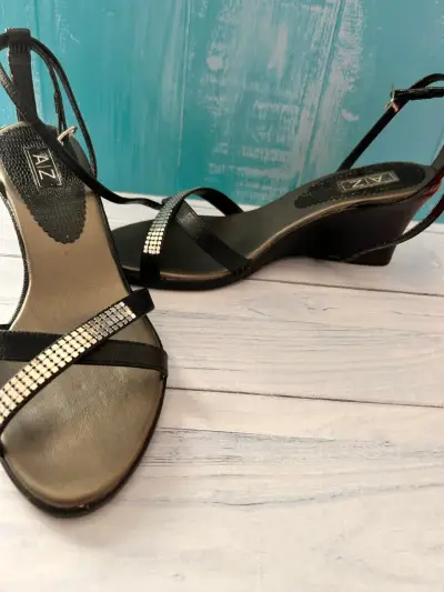 Sandalias negras con plataforma y detalles brillantes - miniatura 1