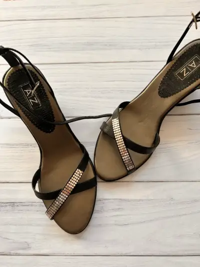 Sandalias negras con plataforma y detalles brillantes - miniatura 2