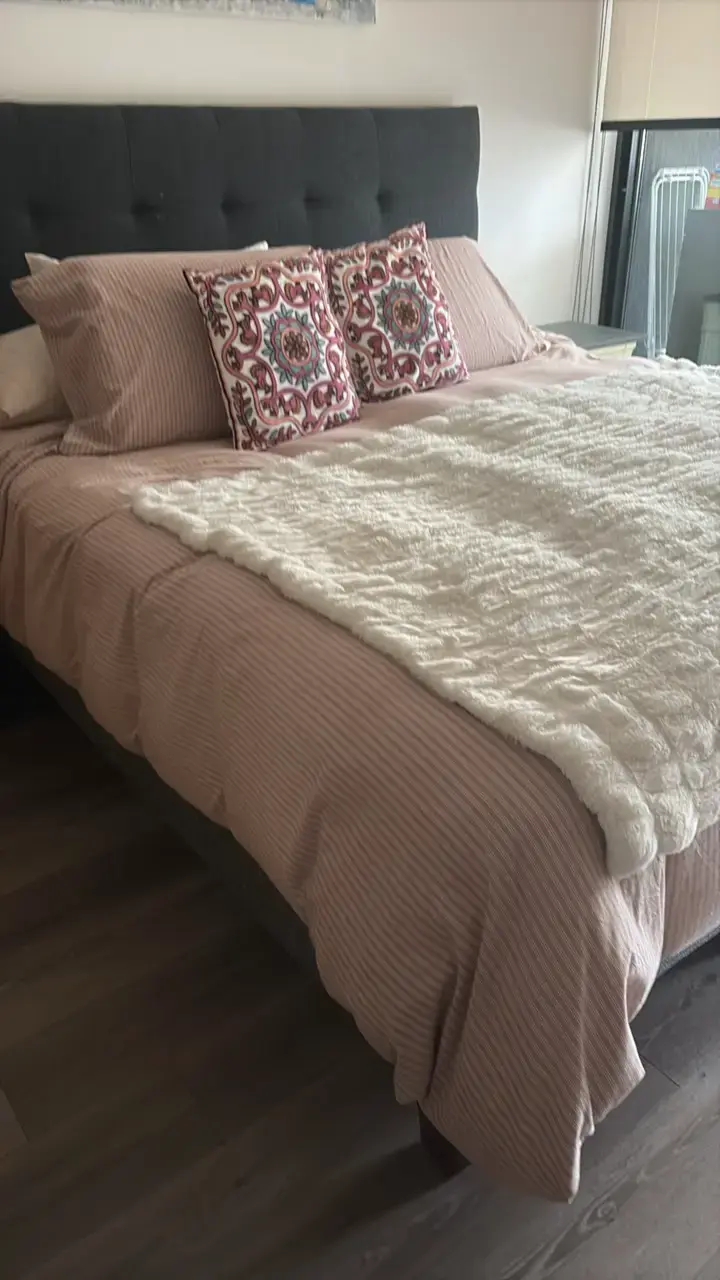 Cama matrimonial con cabecera tapizada gris - 1