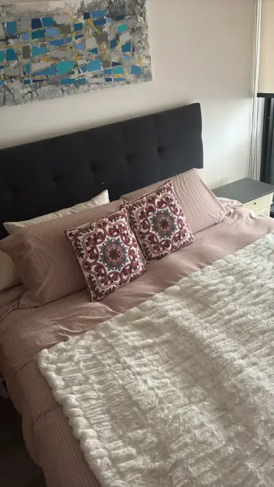 Cama matrimonial con cabecera tapizada gris - miniatura 2