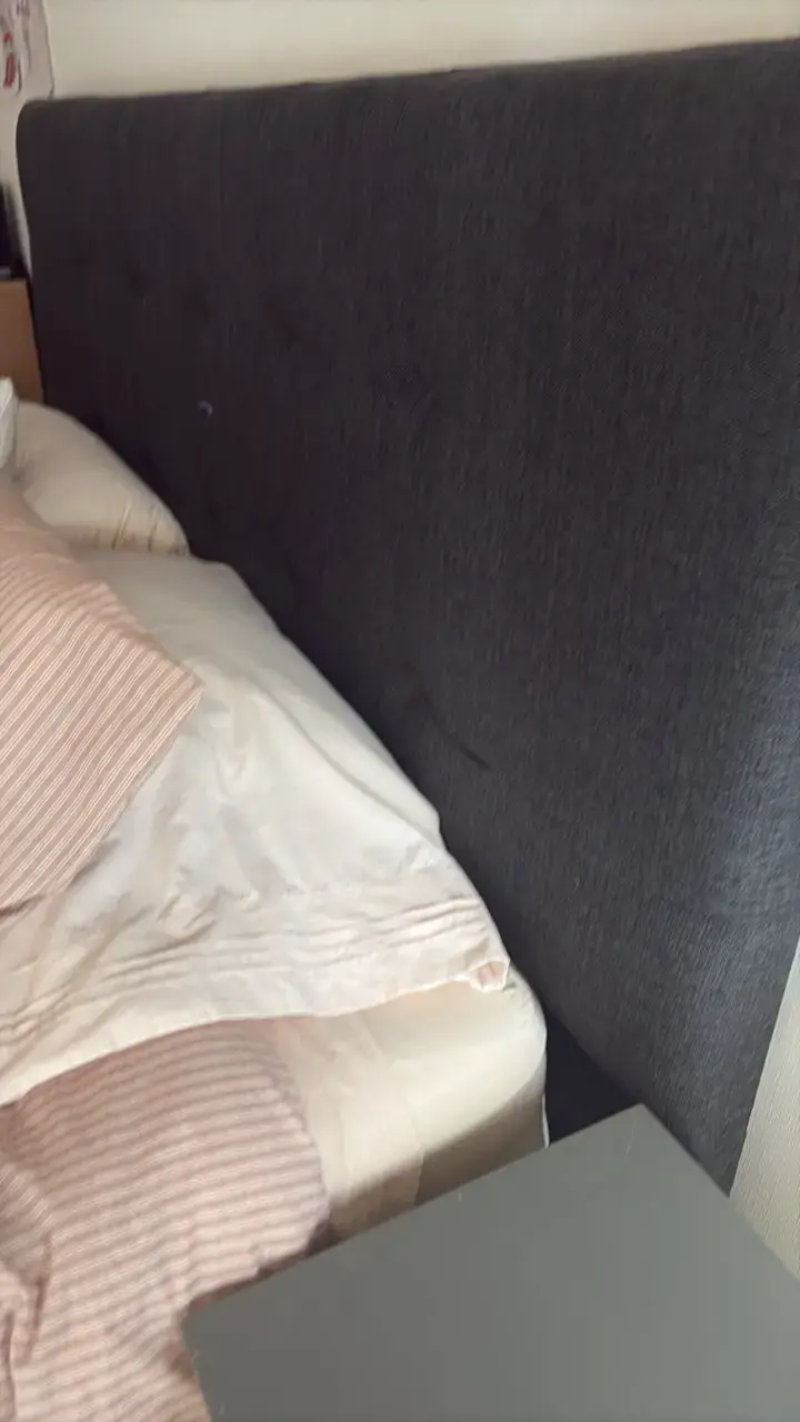 Cama matrimonial con cabecera tapizada gris - 3