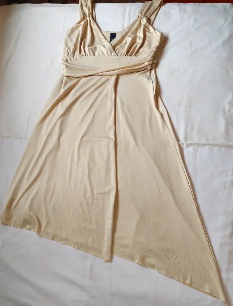 Vestido beige con brillo elegante para mujer