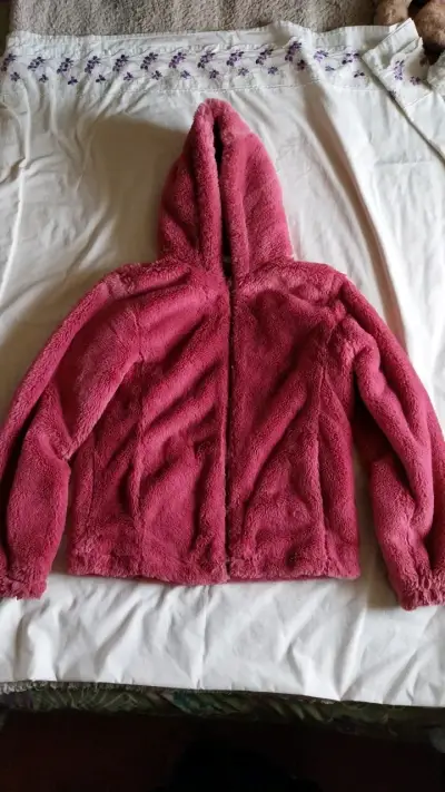 Chaqueta de felpa rosada con capucha para mujer - miniatura 1