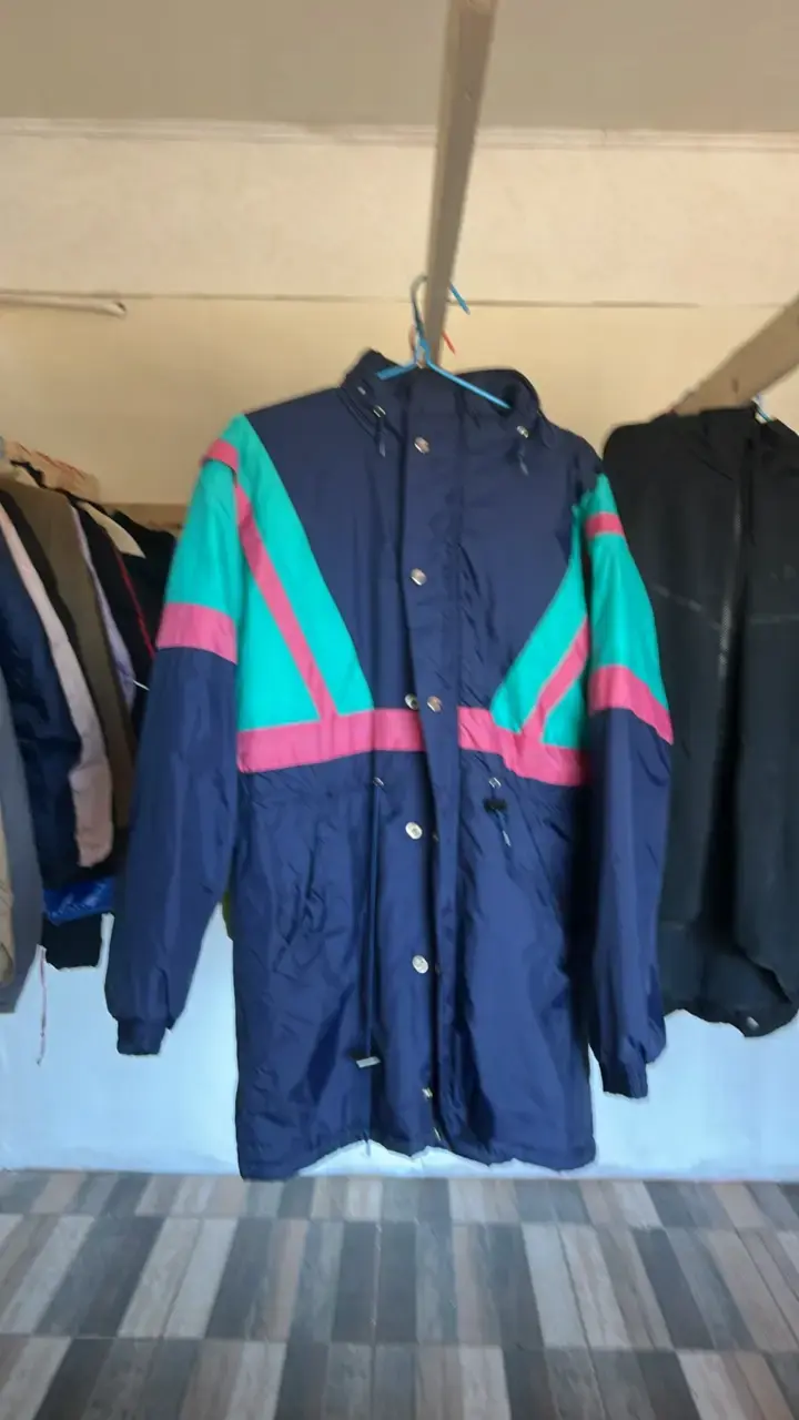 Chaqueta retro impermeable azul con diseño colorido