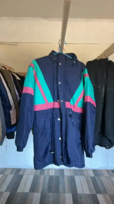Chaqueta retro impermeable azul con diseño colorido - miniatura 1