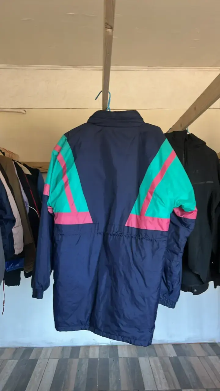 Chaqueta retro impermeable azul con diseño colorido - 2