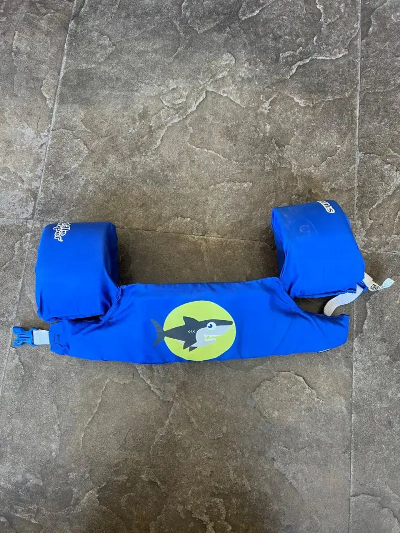 Chaleco flotador infantil azul con diseño de tiburón - 1