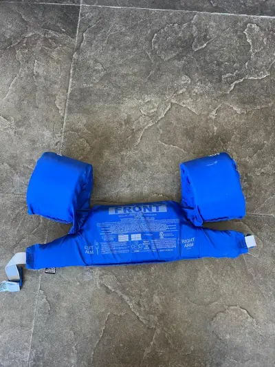 Chaleco flotador infantil azul con diseño de tiburón - miniatura 2