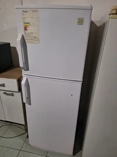 Refrigerador Daewoo de dos puertas en buen estado - miniatura 1