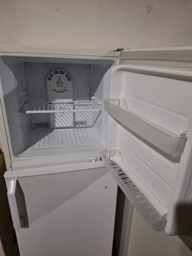 Refrigerador Daewoo de dos puertas en buen estado - 2