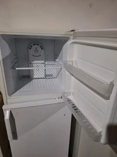 Refrigerador Daewoo de dos puertas en buen estado - miniatura 2