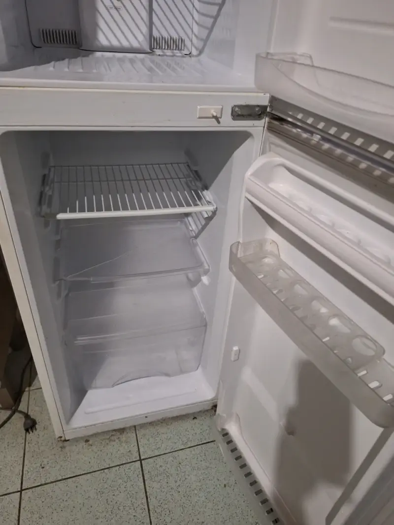 Refrigerador Daewoo de dos puertas en buen estado - 3