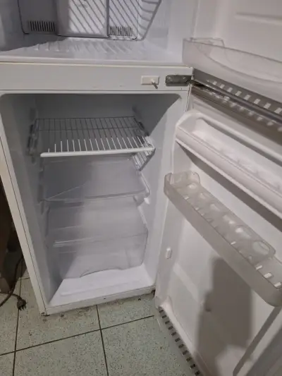 Refrigerador Daewoo de dos puertas en buen estado - miniatura 3