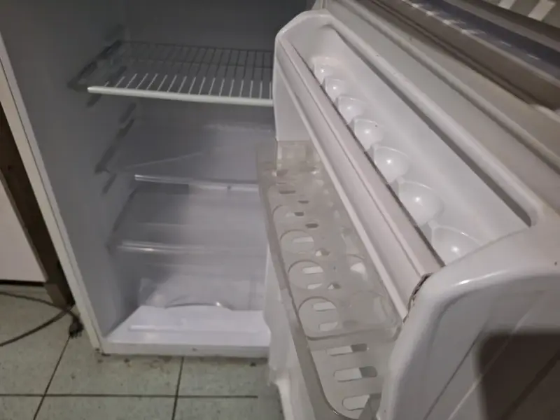 Refrigerador Daewoo de dos puertas en buen estado - 4