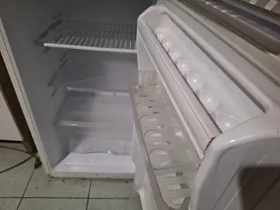 Refrigerador Daewoo de dos puertas en buen estado - miniatura 4