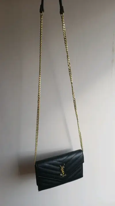 Cartera negra con cadena dorada YSL - miniatura 1