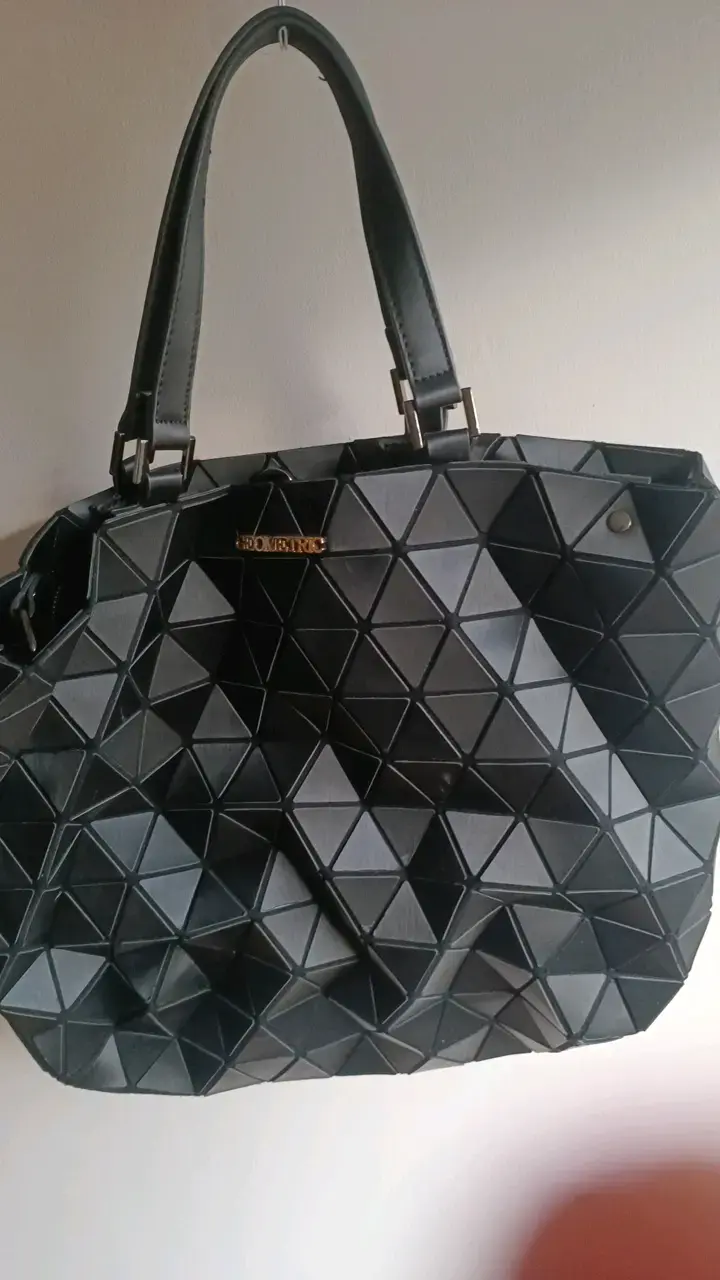 Bolso geométrico negro moderno - 1