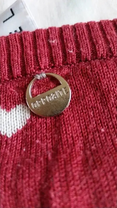 Suéter rojo con corazones Opposite - miniatura 3