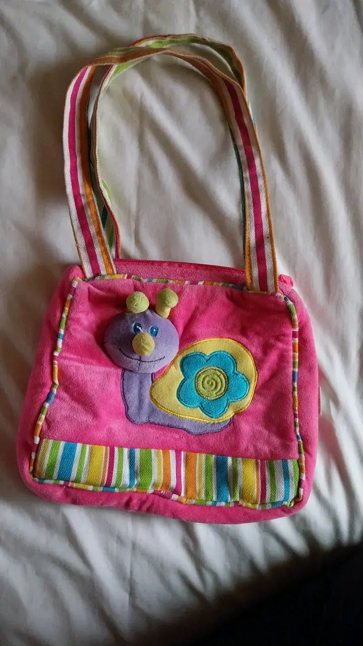 Bolso infantil de peluche rosa con caracol