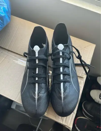 Zapatos de fútbol Puma negros con tacos - miniatura 1