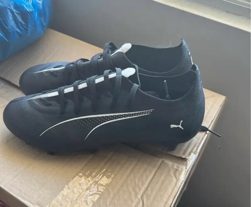 Zapatos de fútbol Puma negros con tacos - 2