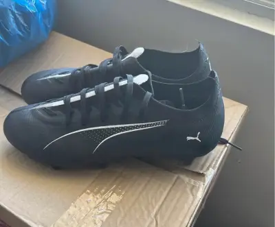 Zapatos de fútbol Puma negros con tacos - miniatura 2