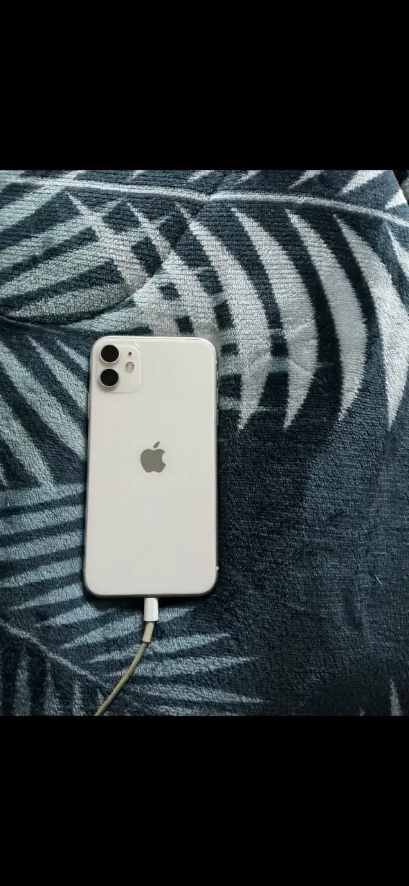 iPhone 11 blanco en buen estado